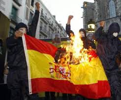 quemando una bandera de España
